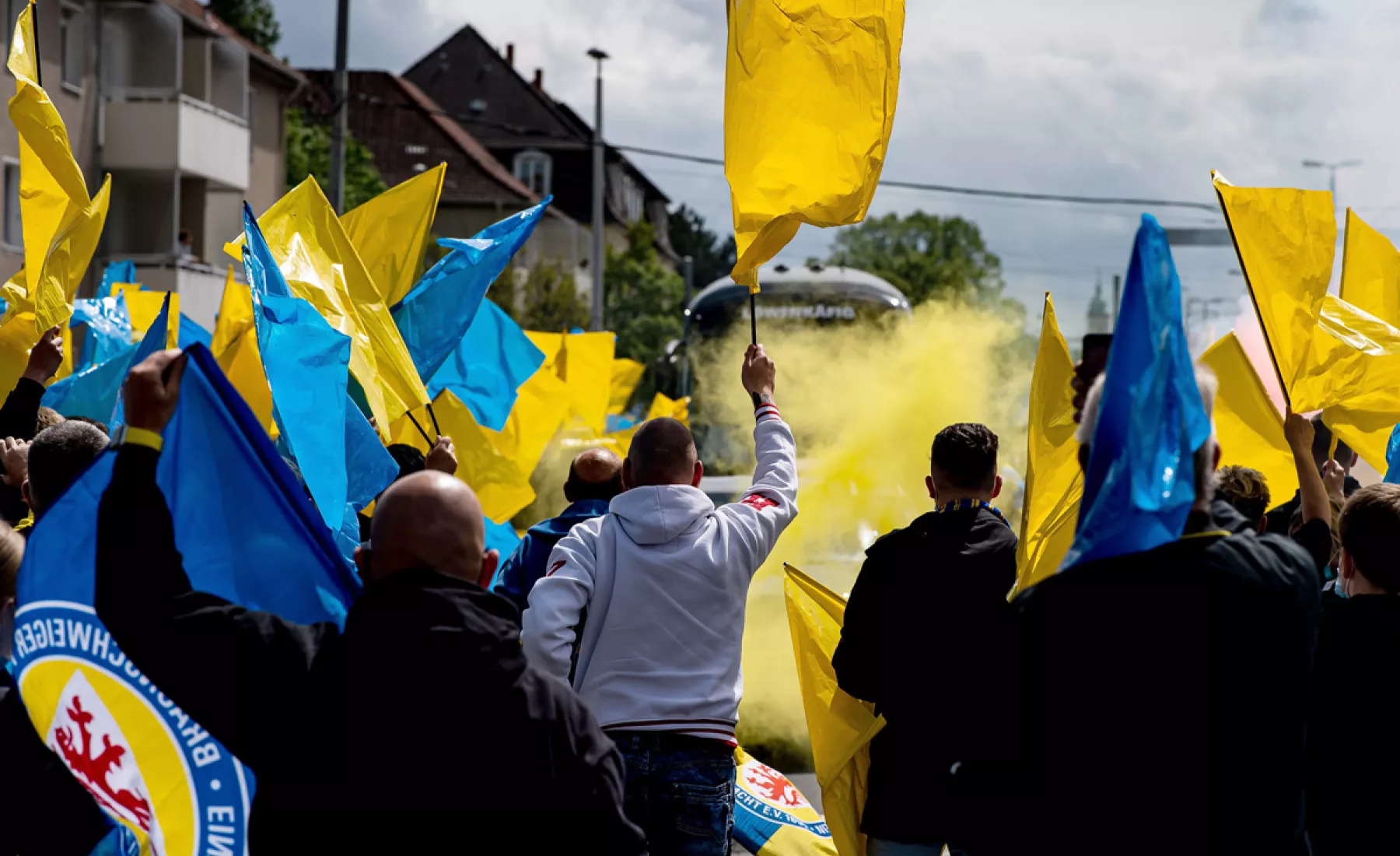 Fans mit blau-gelben Flaggen