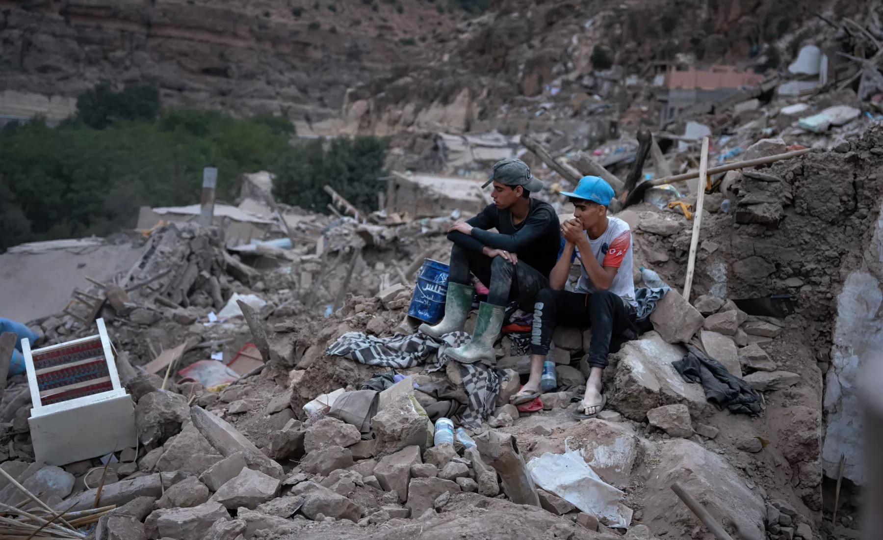 Erdbeben in Marokko zwei Jugendliche sitzen auf den Häuserruinen