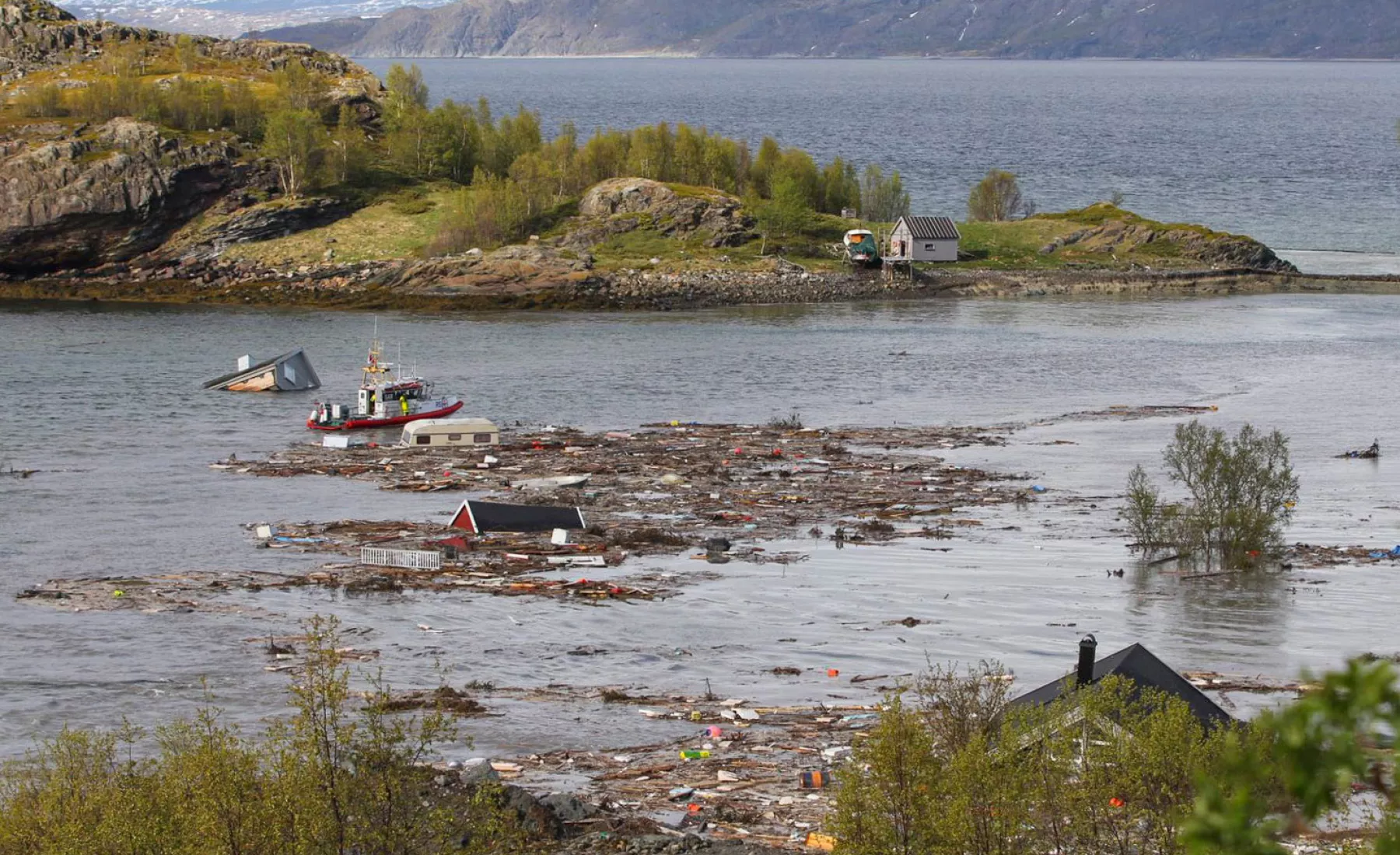  Norwegen, Alta: Treibgut und Trümmer von Häusern füllen die Bucht nach einem Erdrutsch in der Nähe von Alta im arktischen Norwegen. 