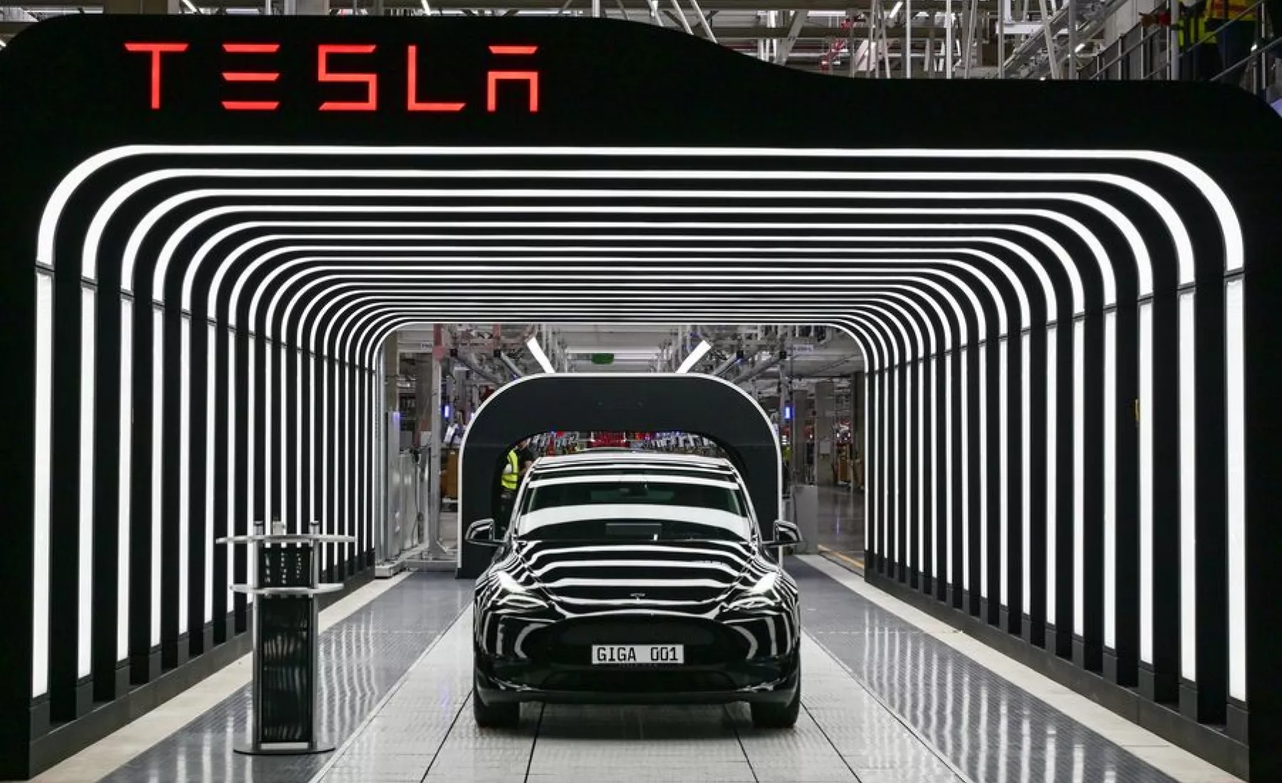 Tesla Typ Y auf einem Band der Fabrik