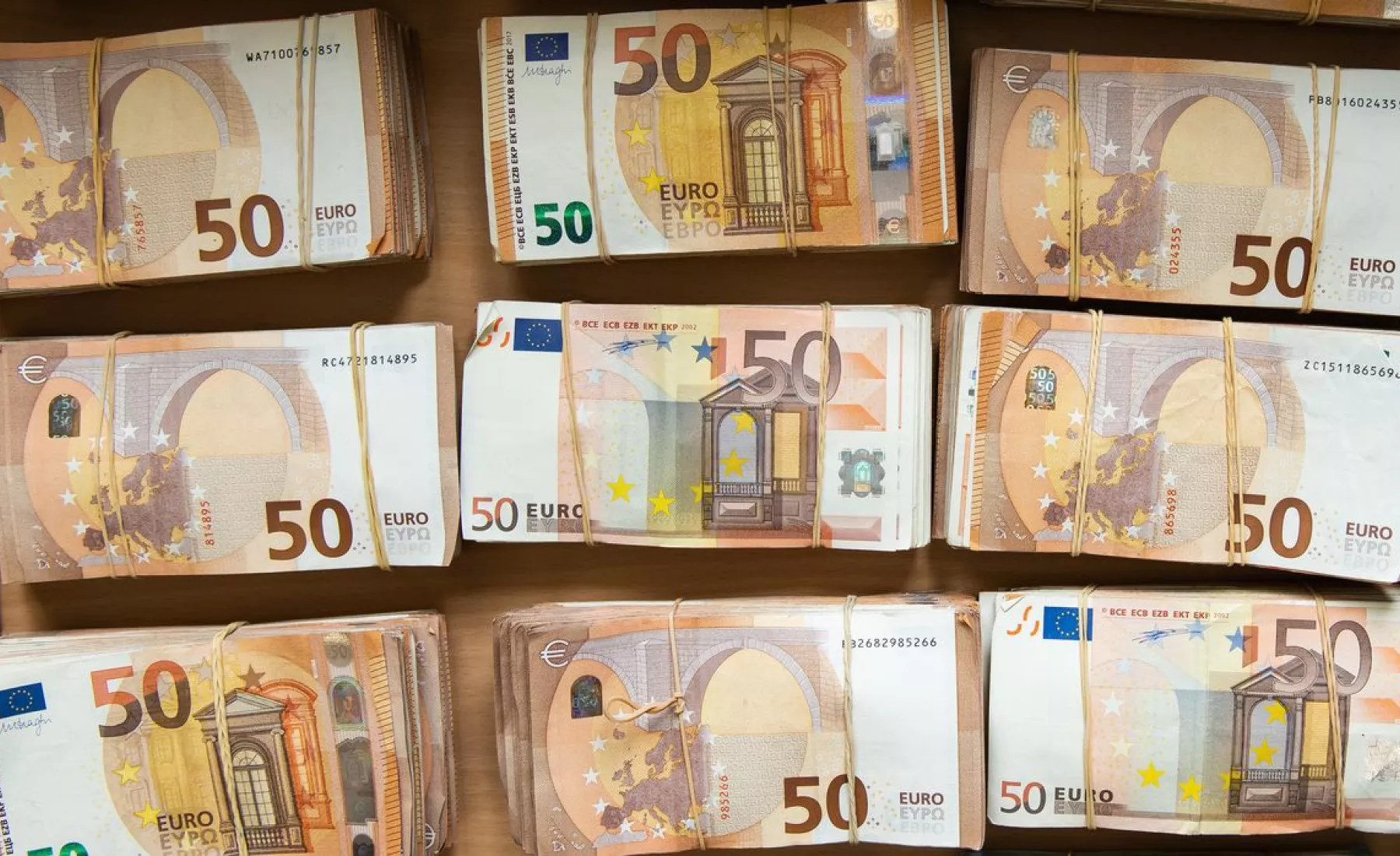 Symbolbild: Euro-Banknoten liegen während einer Pressekonferenz im Bundeskriminalamt gebündelt auf einem Tisch