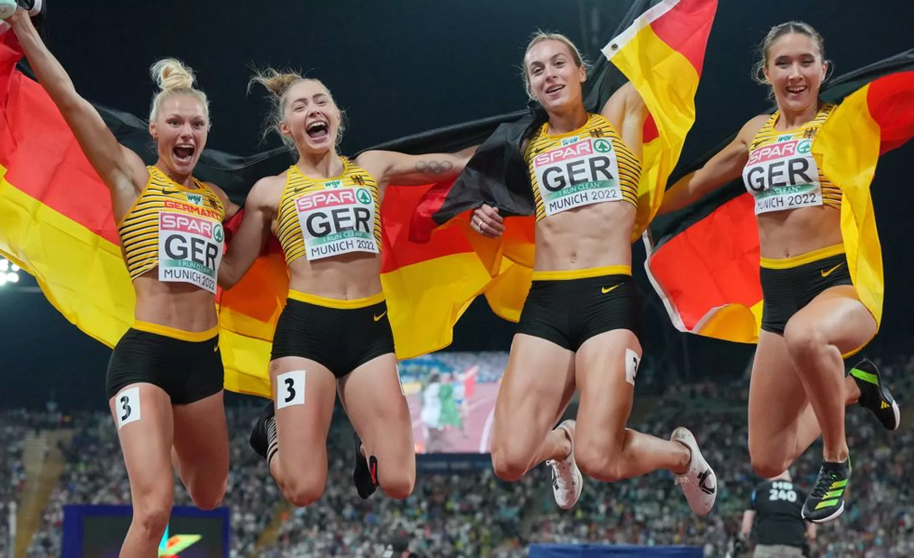 Lisa Meyer (l-r), Gina Lückenkemper, Alexandra Burghardt und Rebekka Haase (Deutschland) gewinnen das Rennen und jubeln