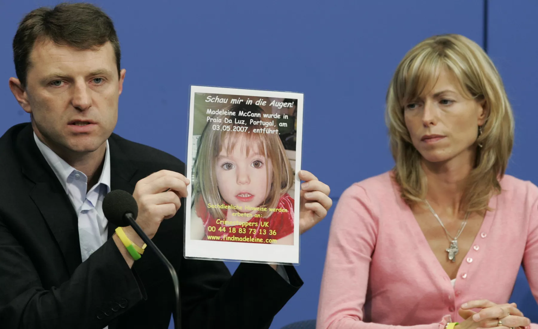 Kate und Gerry McCann zeigen während einer Pressekonferenz ein Bild ihrer verschwundenen Tochter Madeleine (Maddie)