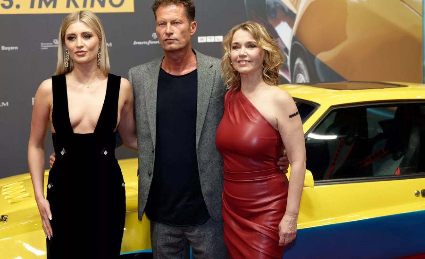 Die Schauspieler Luna Schweiger (l), Till Schweiger (M) und Tina Ruland (r) kommen zu Premiere des Films "Manta Manta – Zwoter Teil"