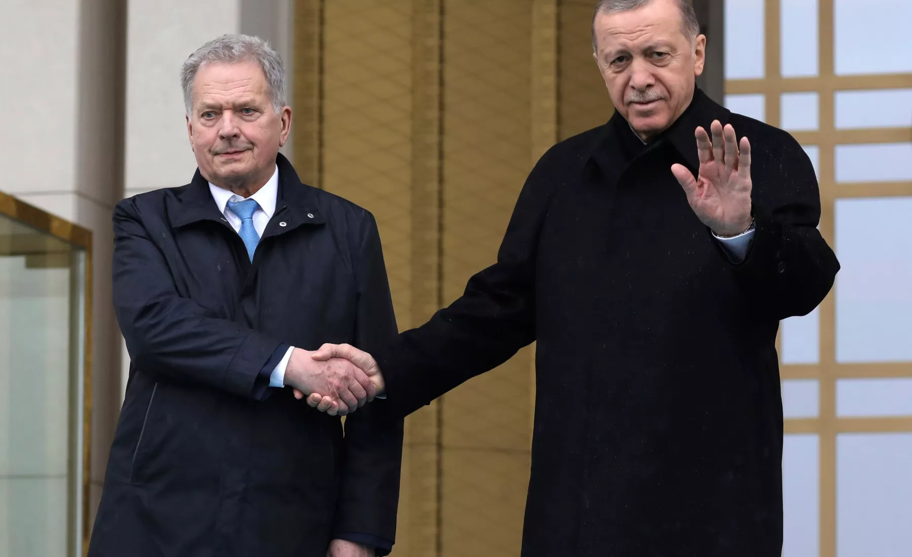 Recep Tayyip Erdogan (r), Präsident der Türkei und Sauli Niinistö, Präsident von Finnland, geben sich während einer Begrüßungszeremonie am Präsidentenpalast die Hand.