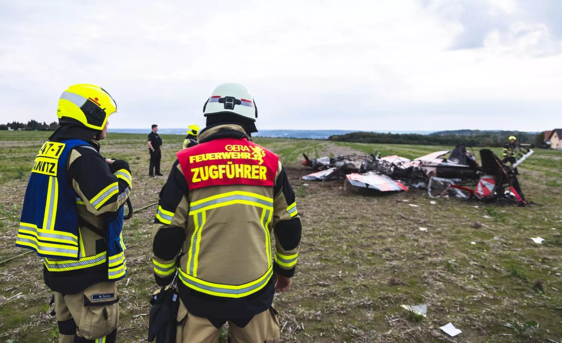 Thüringen, Gera-Leumnitz: Einsatzkräfte der Feuerwehr Gera sind an der Unglücksstelle an der zwei Kunstflieger kollidiert und abgestürzt sind