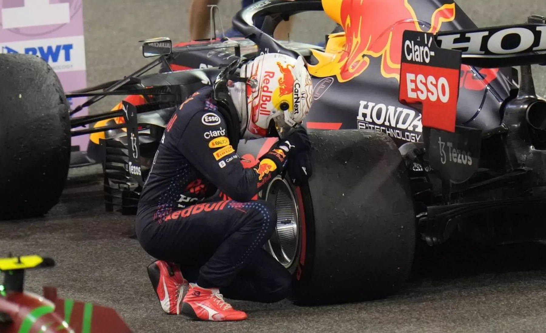 Max Verstappen an seinem Formel 1 Auto