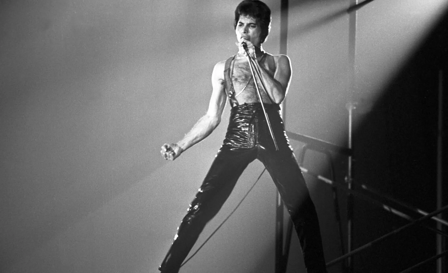 17.01.1979, Hamburg: Freddie Mercury, Sänger und Frontmann von Queen, steht zum Auftakt einer Deutschland-Tournee in der Ernst-Merck-Halle auf der Bühne.