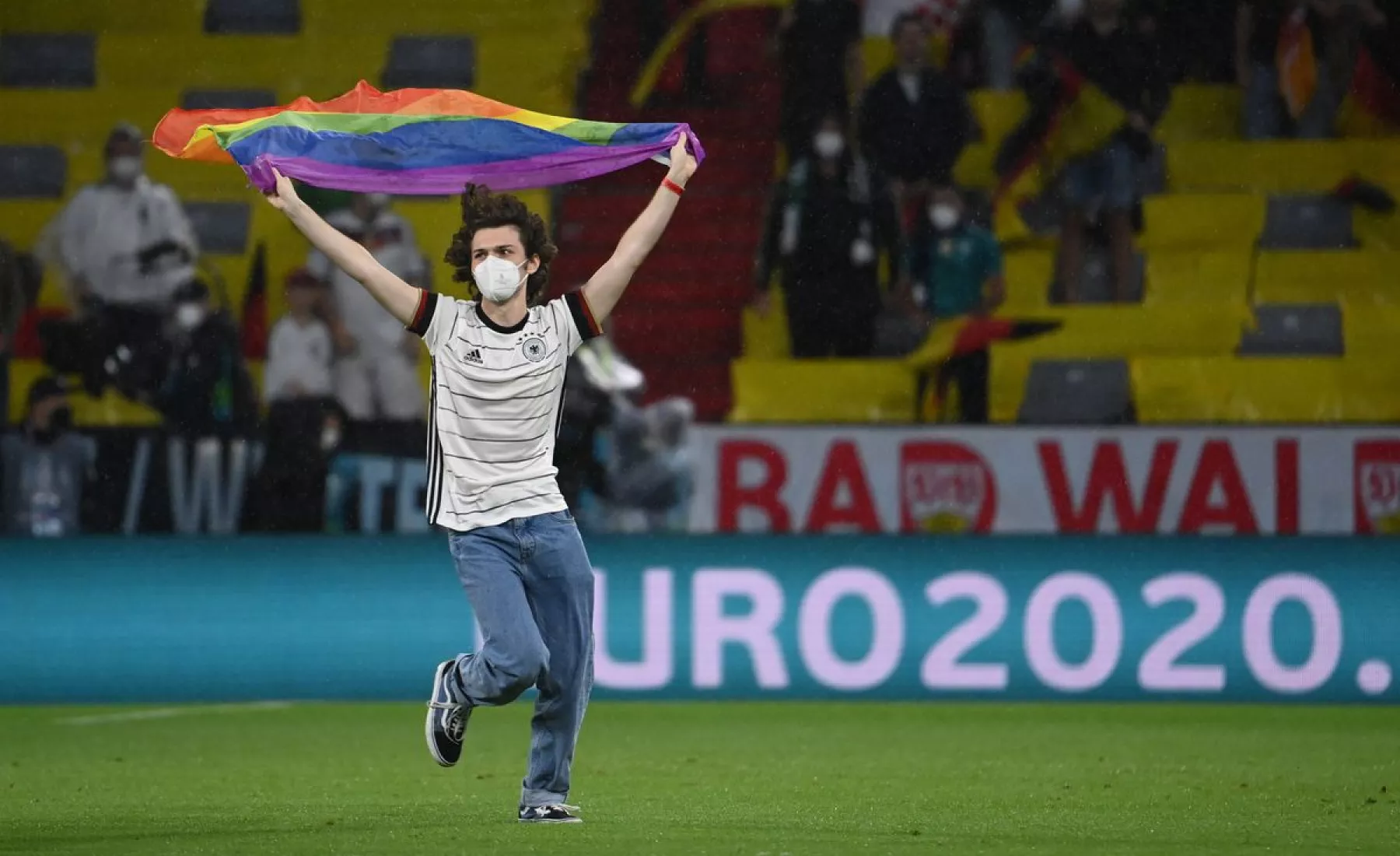 Flitzer mit Regenbogenfahne beim Spiel zwischen Deutschland und Ungarn