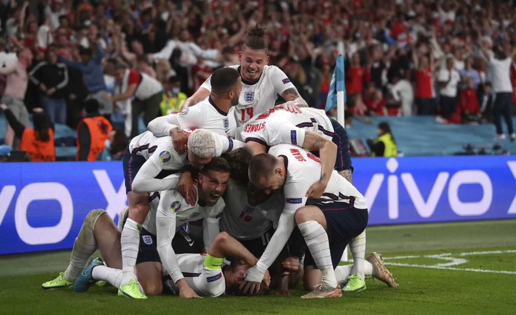Fußball-EM: Englands Harry Kane (unten) feiert mit seinen Teamkollegen das 2:1 