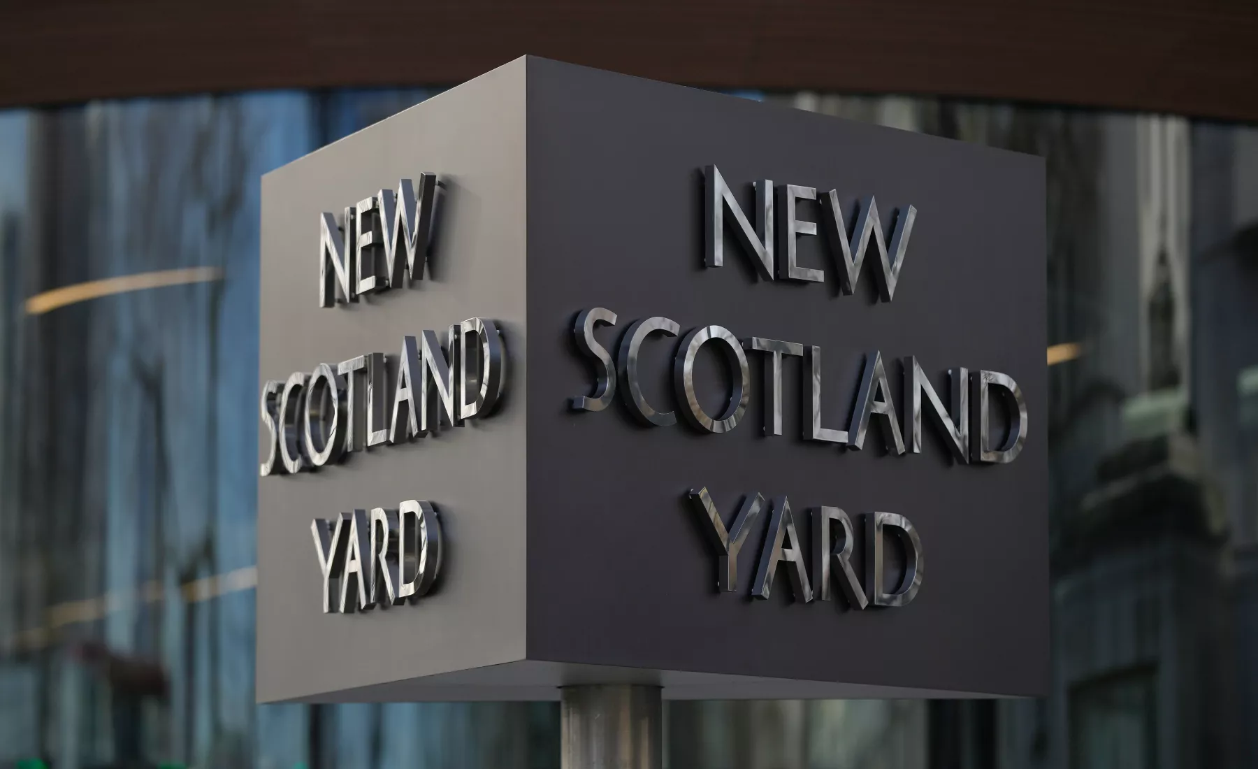  Der Schriftzug "New Scotland Yard" steht vor dem Hauptquartier der Metropolitan Police 