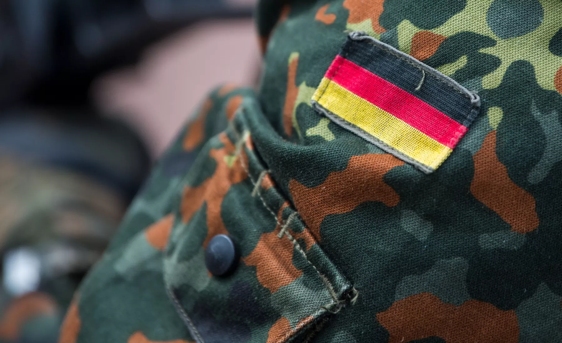 Die deutsche Fahne auf der Uniform eines Soldaten 