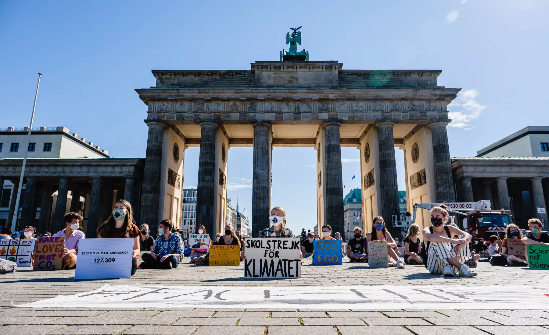 Greta Thunberg demonstriert vor Brandenburger Tor