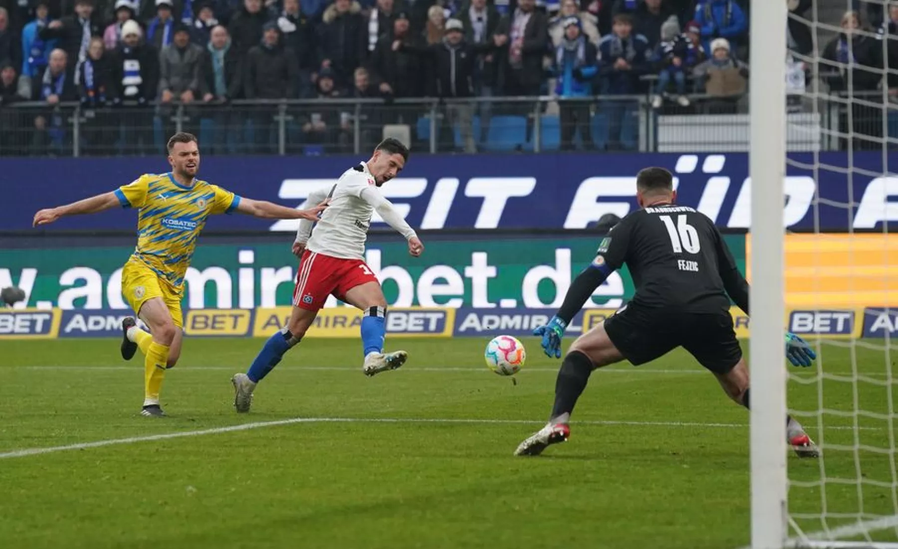 Hamburgs Ludovit Reis erzielt gegen Braunschweigs Torwart Jasmin Fejzic den Treffer zum 4:2