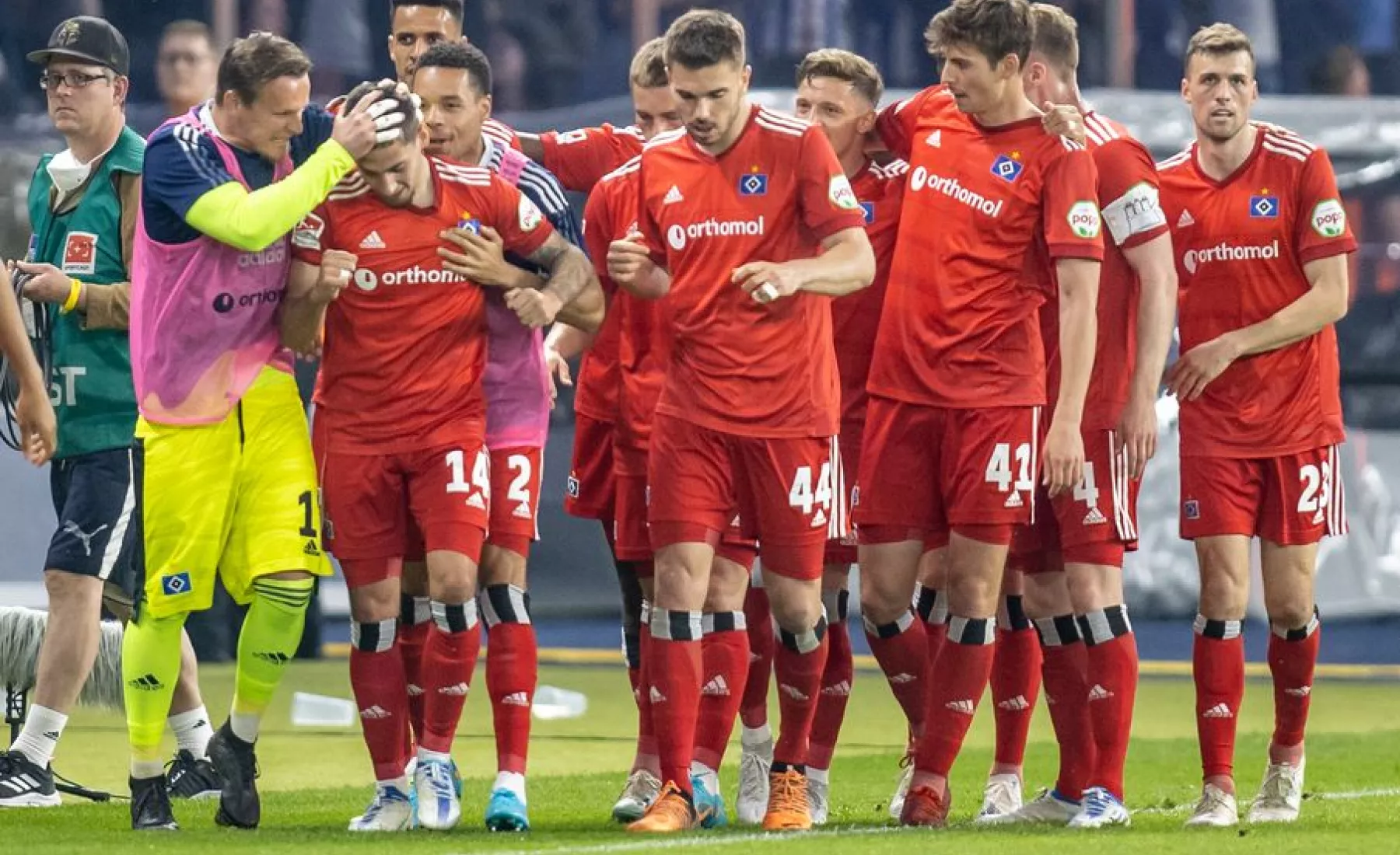 Ludovit Reis (3.v.l) vom Hamburger SV jubelt nach seinem Treffer zum 1:0 mit Teamkollegen