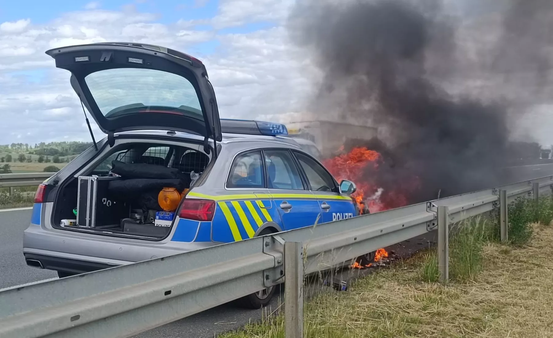 Polizeifahrzeug brennt auf A36