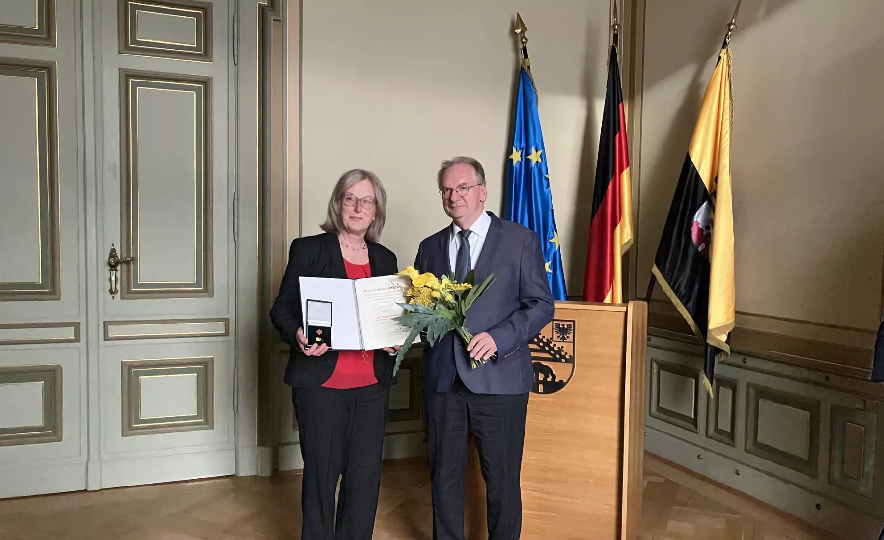 Ministerpräsident Reiner Haseloff übergibt die Ehrennadel des Landes Sachsen-Anhalt an Heidrun Meyer, die ehemalige Bürgermeisterin der Stadt Seeland