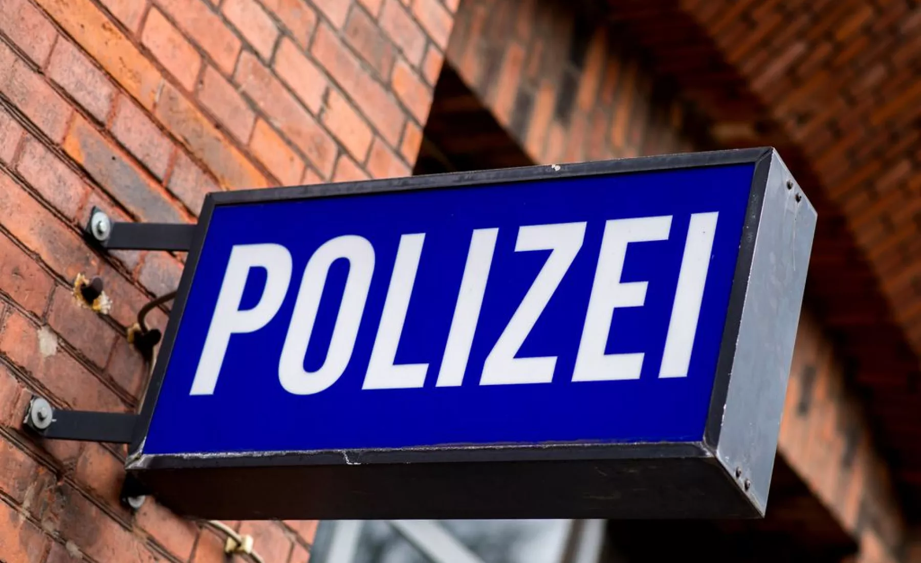 Der Schriftzug «Polizei» auf einem Schild am Gebäude einer Polizeiwache.