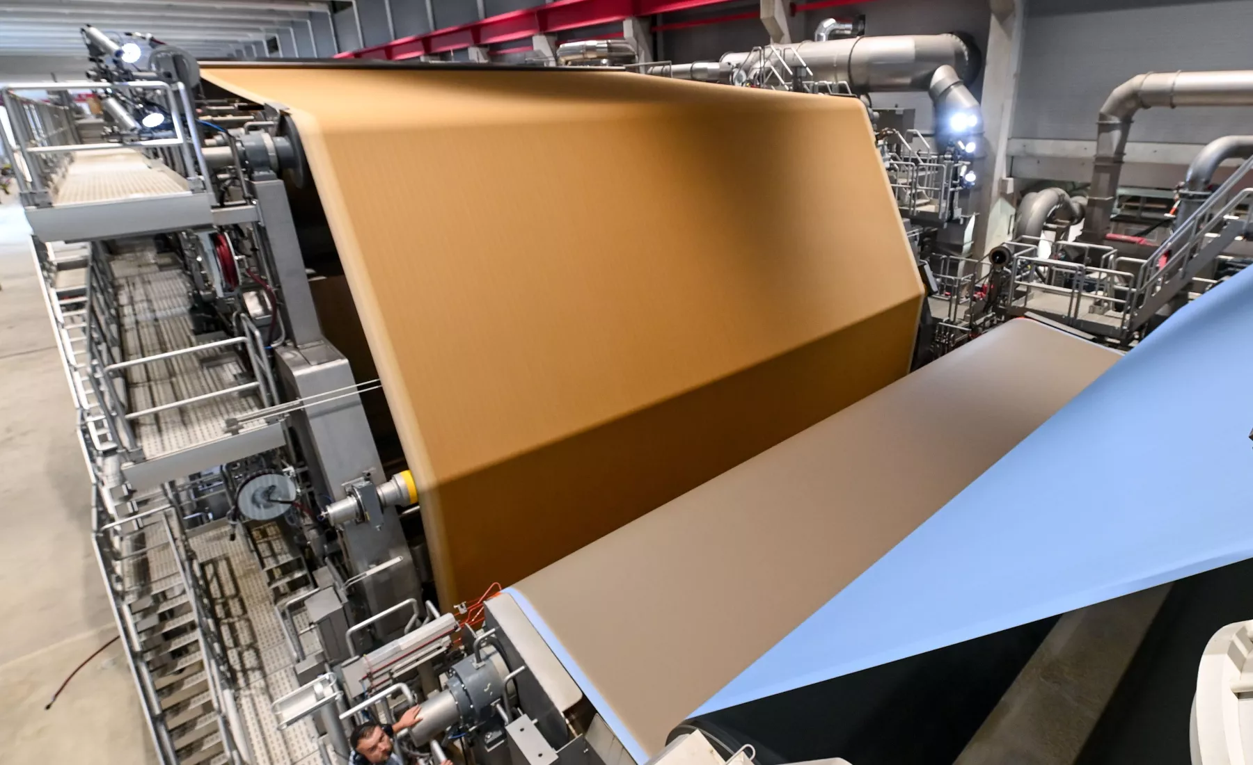 Sachsen-Anhalt, Sandersdorf-Brehna: Ein Mitarbeiter von Progroup überwacht die Produktion an der Papiermaschine in der neuen Fabrik der Progroup Paper PM3 GmbH.