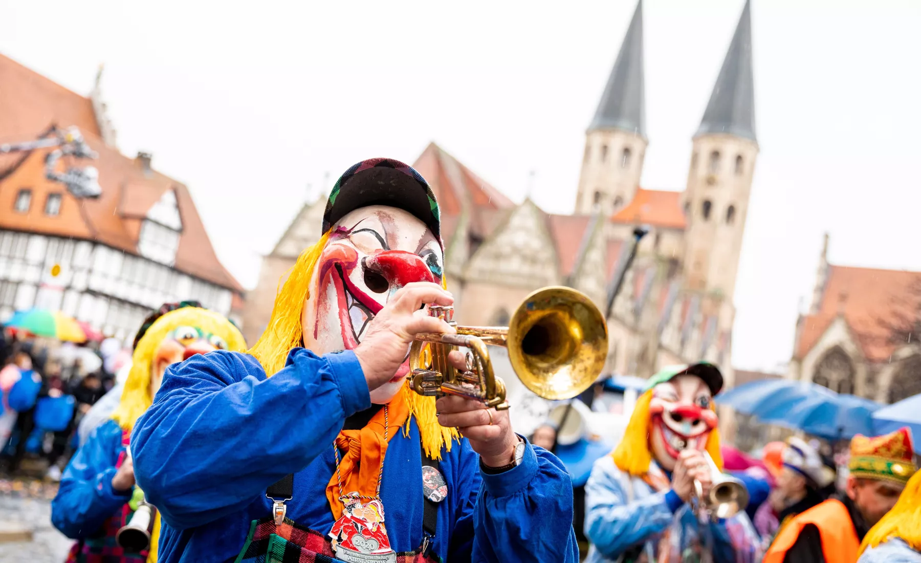 Karnevalisten nahmen 2020 am Karnevalsumzug «Schoduvel» teil und überquerten den Altstadtmarkt.