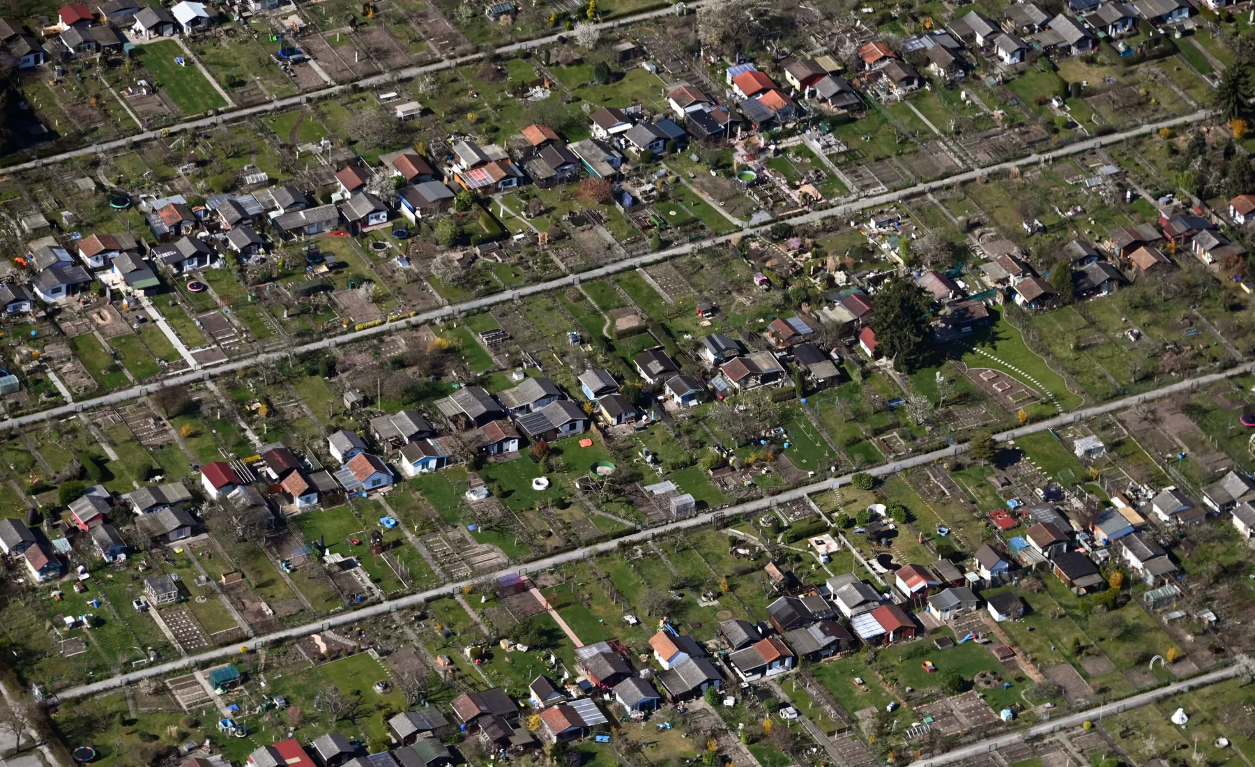  Luftbild, aus einem Flugzeug aufgenommen, einer Karlsruher Kleingartenanlage. 
