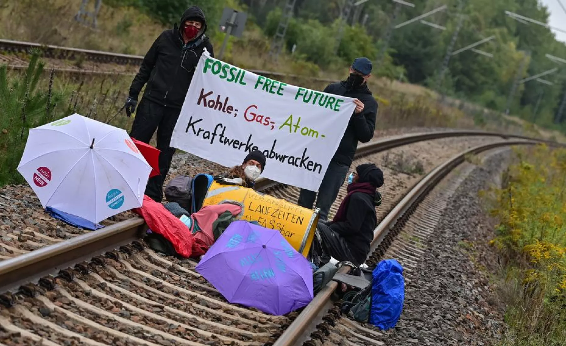 Klimaaktivisten blockieren eine Gleisverbindung für den Transport von Braunkohle zum Kraftwerk Jänschwalde