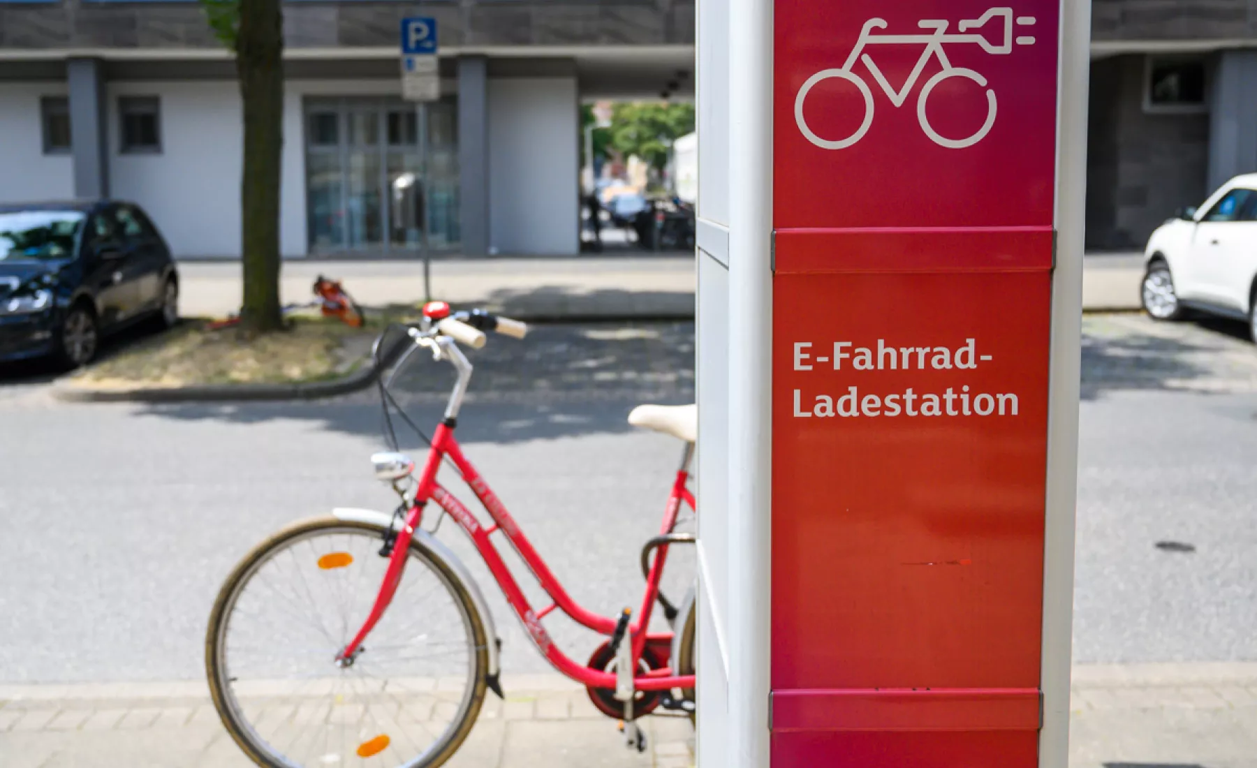 Symbolbild: Fahrrad an Ladesäule für E-Bikes