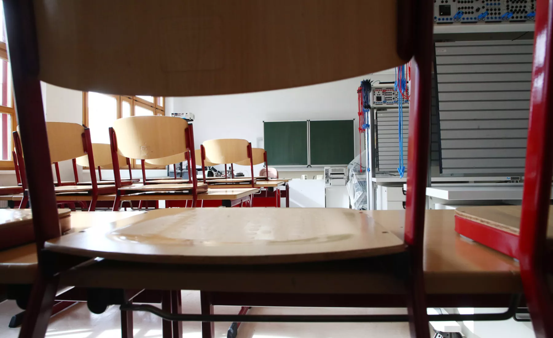 Stühle in einem leeren Klassenzimmer