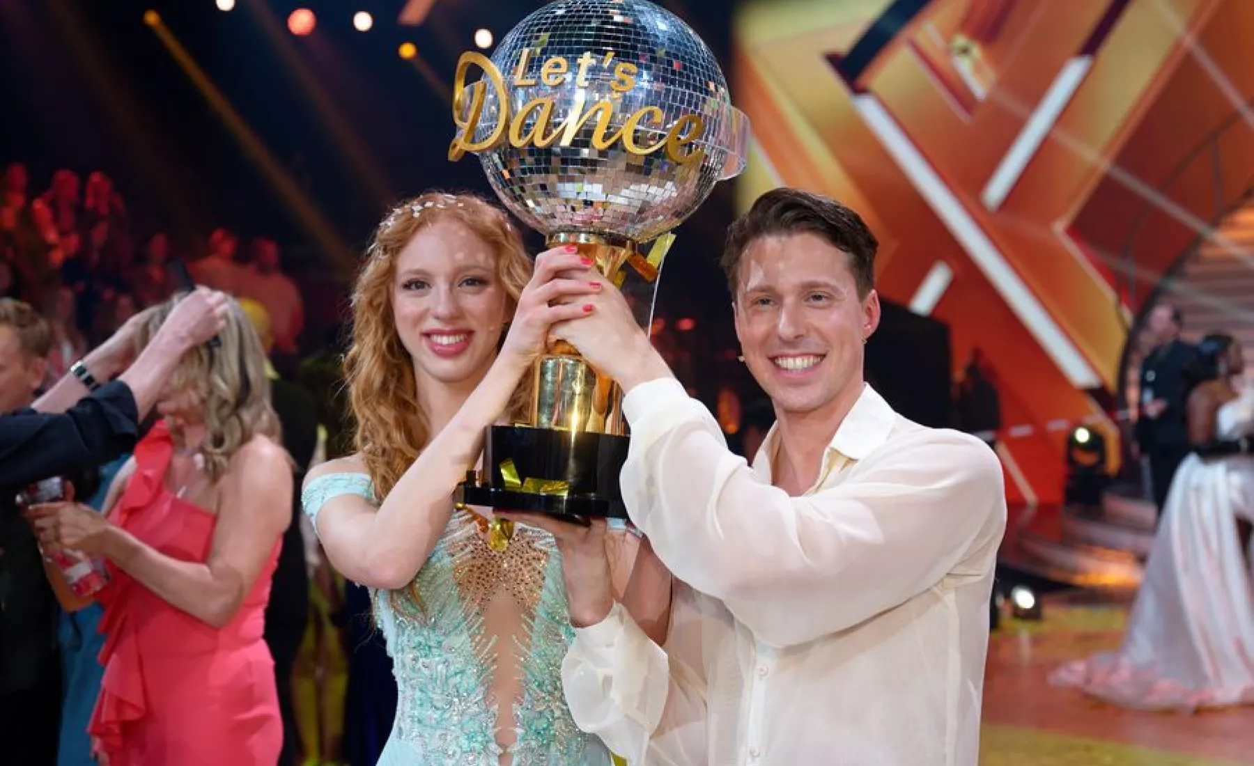 Model Anna Ermakova (l) und ihr Profi-Tanzpartner Valentin Lusin jubeln über ihren Sieg mit der Trophäe nach dem Finale der RTL Live-Tanzshow "Let's Dance". 