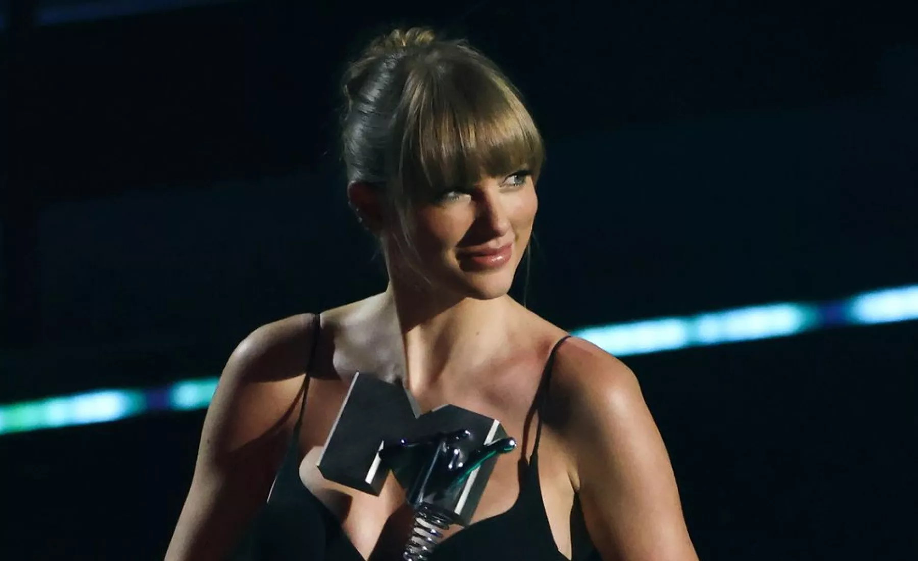 Taylor Swift freut sich über die Auszeichnung in der Kategorie "Best Longform Video" bei der Verleihung der MTV Europe Music Awards
