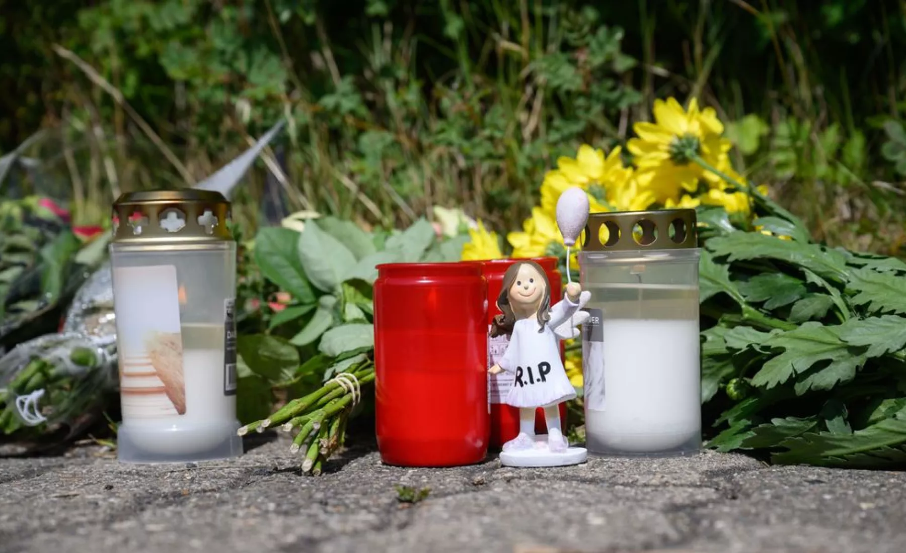 Kerzen, Blumen und Figuren zum Gedenken an eine getötete 15-Jährige 