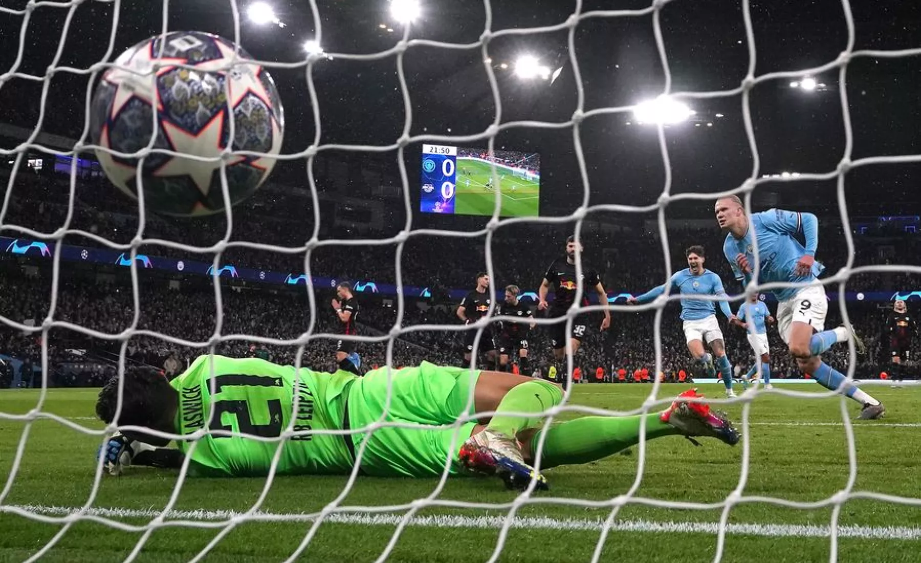 Erling Haaland (r) von Manchester City feiert den ersten Treffer