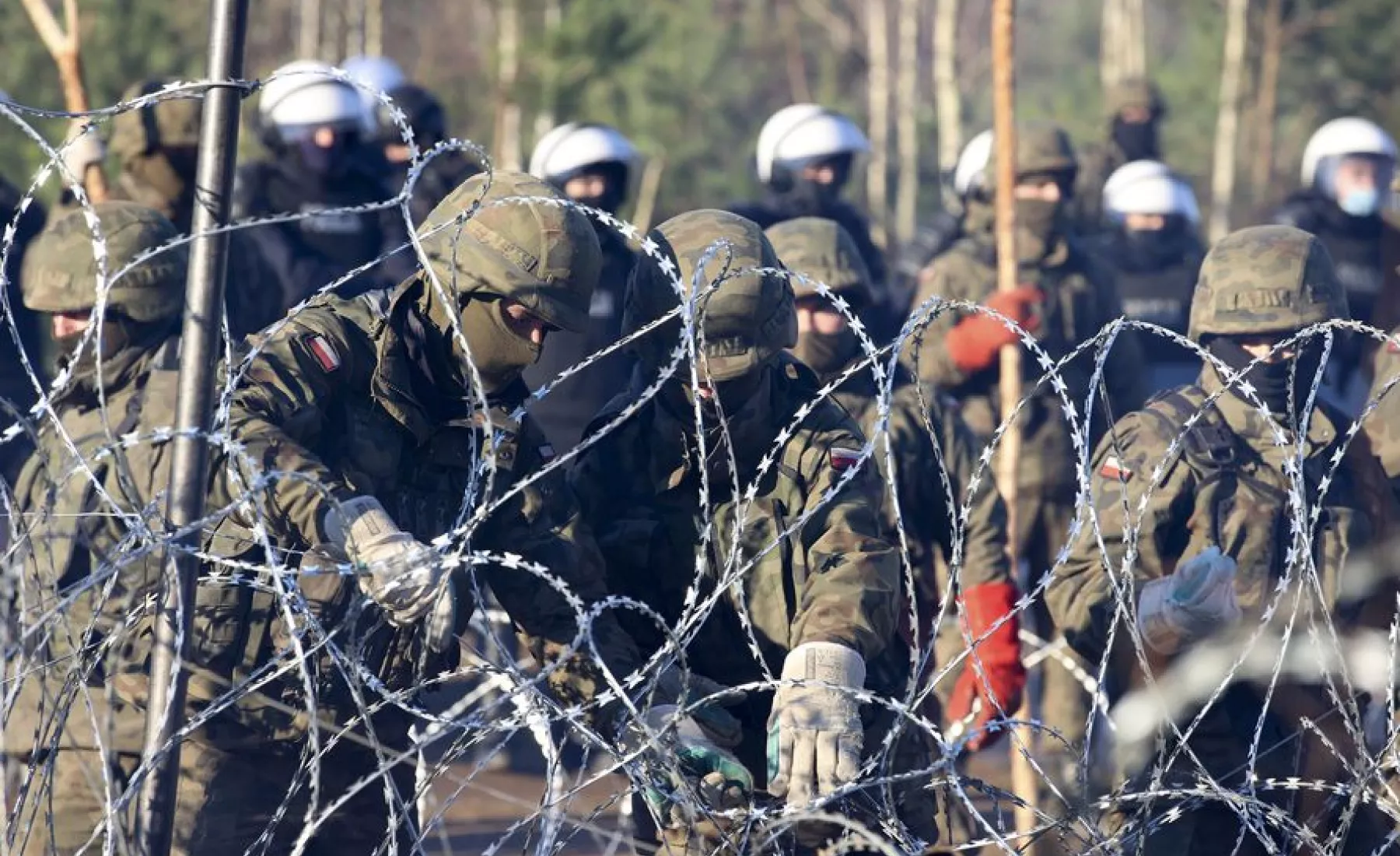 Polnische Sicherheitskräfte sichern die Grenze