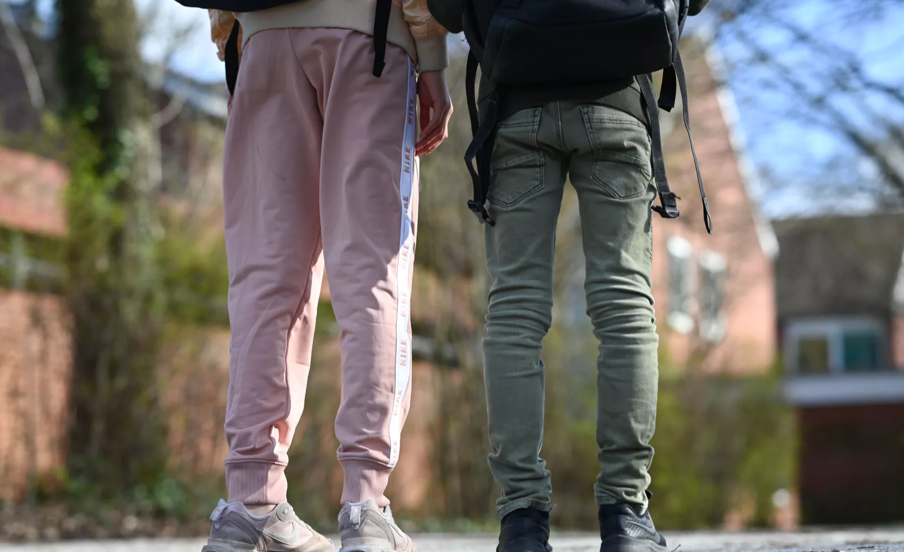 Symbolbild: Zwei Jugendliche stehen auf einer Straße