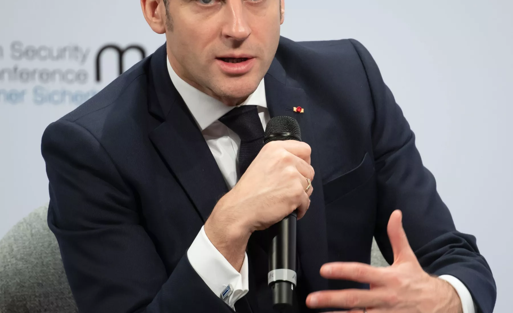 Emmanuel Macron, Präsident von Frankreich, spricht am zweiten Tag der 56. Münchner Sicherheitskonferenz. 