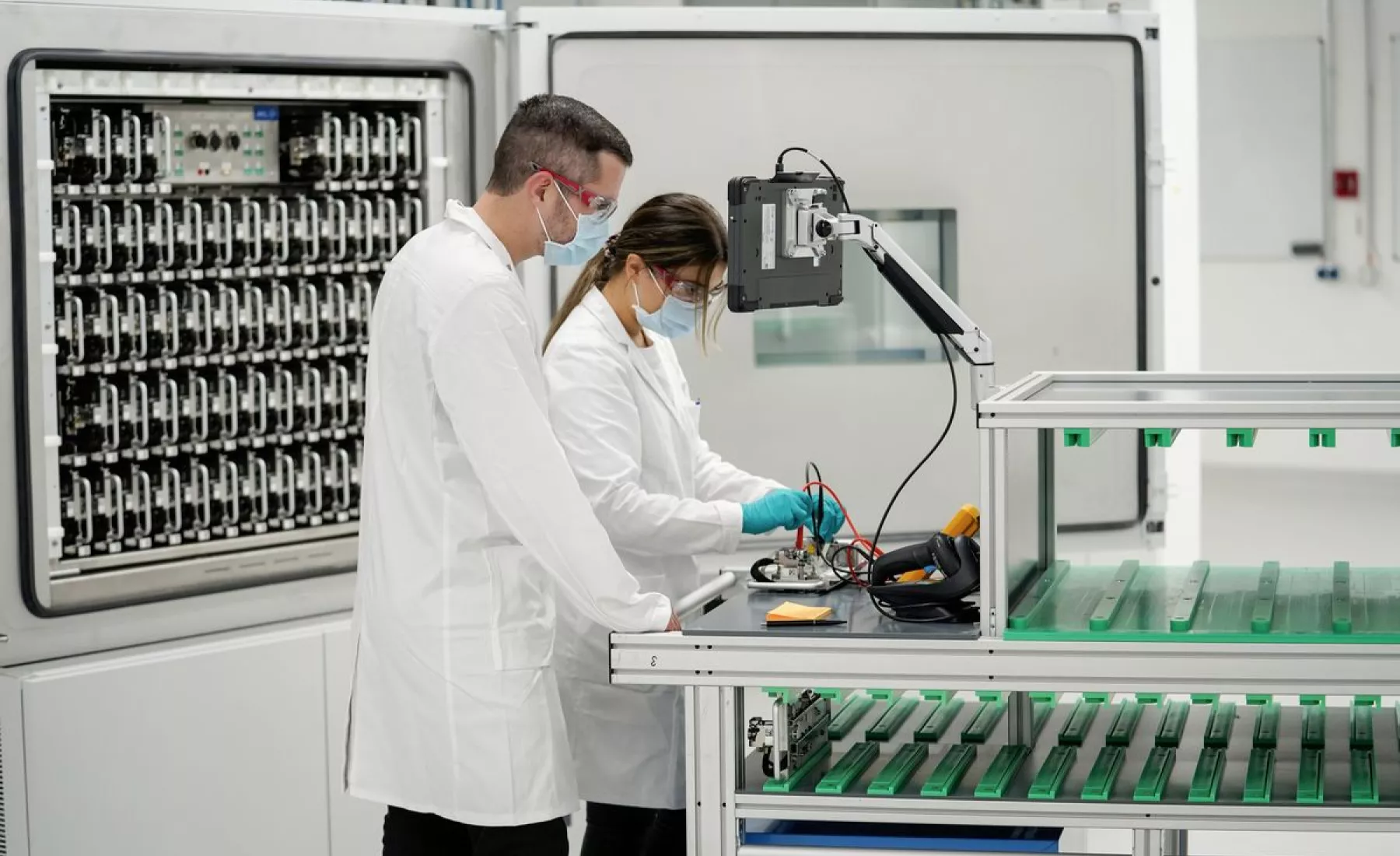 Salzgitter: Mitarbeiter bei der Einweihung des neuen Batterie-Labors im Center of Excellence Salzgitter
