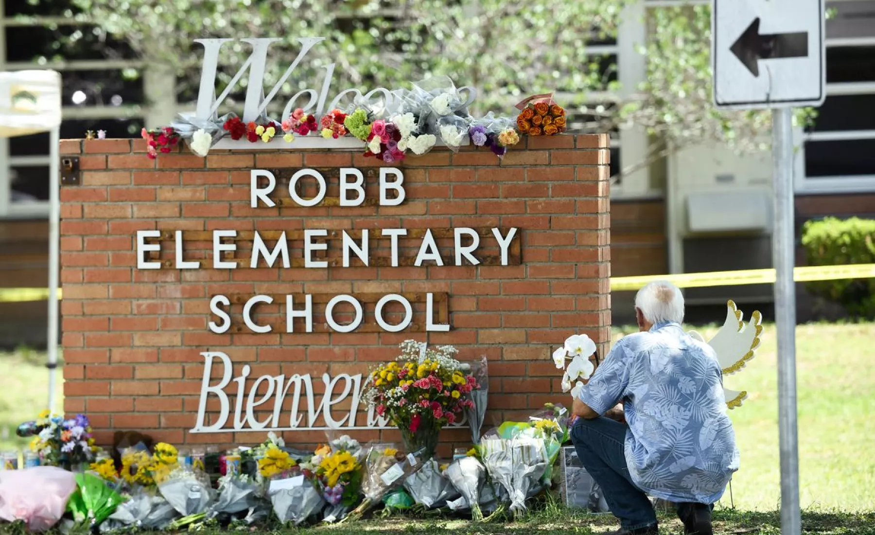 Ein Anwohner legt Blumen vor der Robb-Grundschule im Süden der Stadt ab.