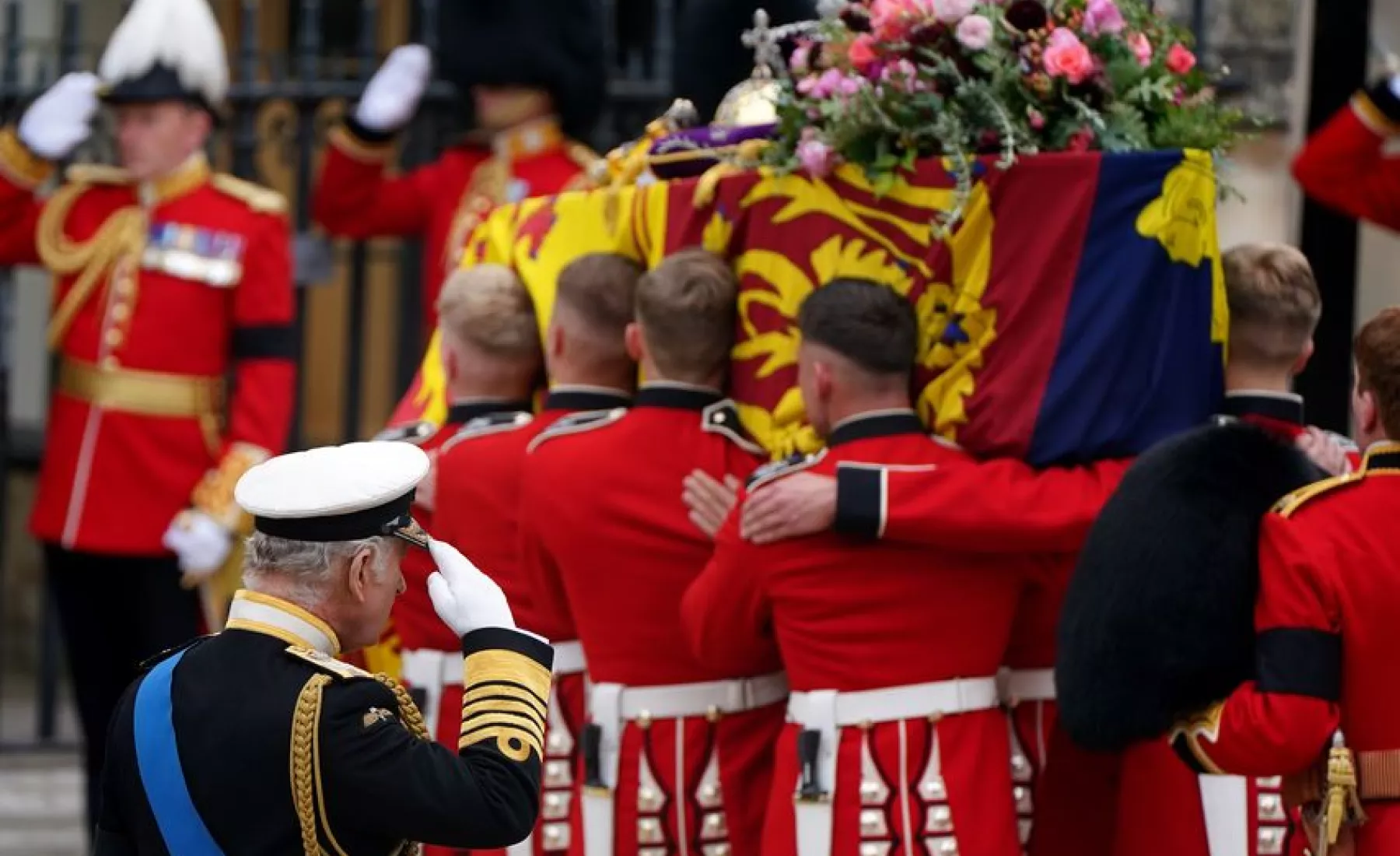 König Charles III. salutiert vor dem Sarg von Königin Elizabeth II.
