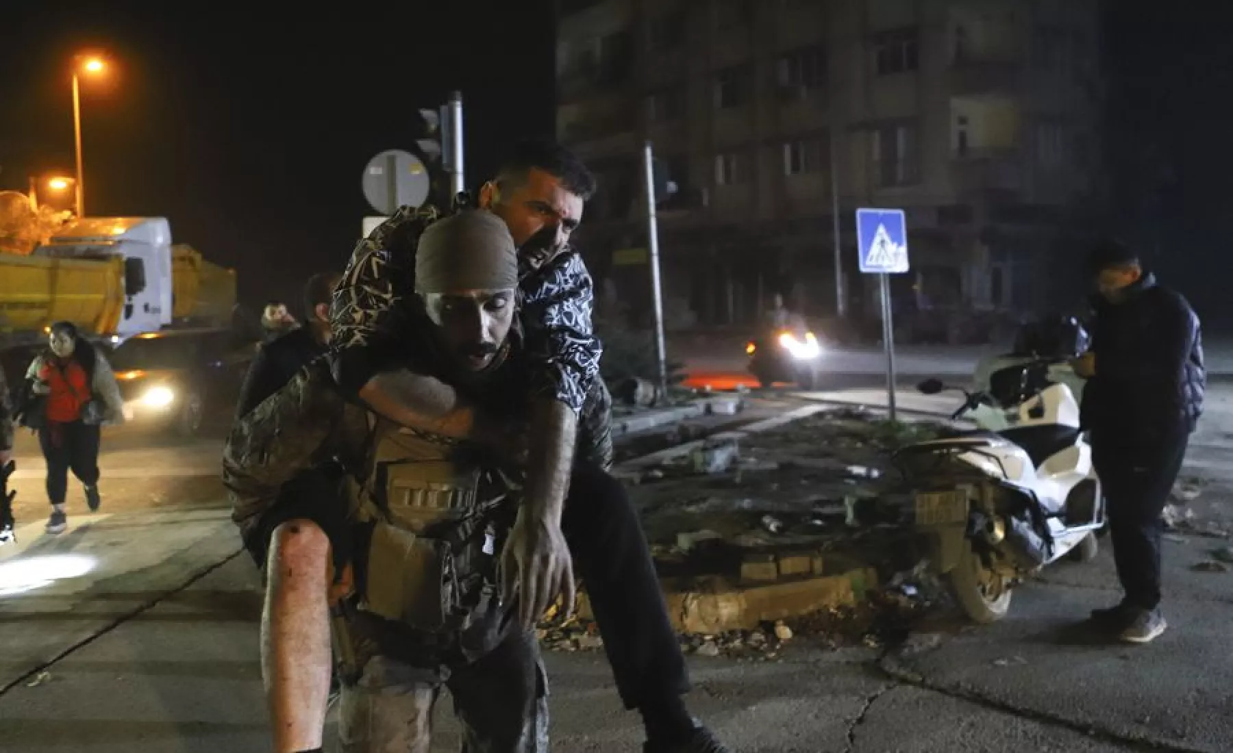 Ein Soldat trägt einen Mann, der bei einem Erdbeben verletzt wurde