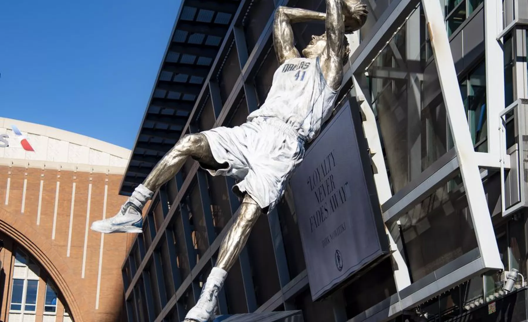 Eine Statue von Dirk Nowitzki wird vor dem American Airlines Center enthüllt