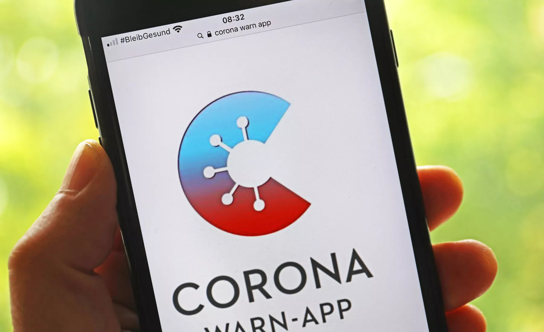  Die offizielle Corona-Warn-App ist auf einem Smartphone zu sehen