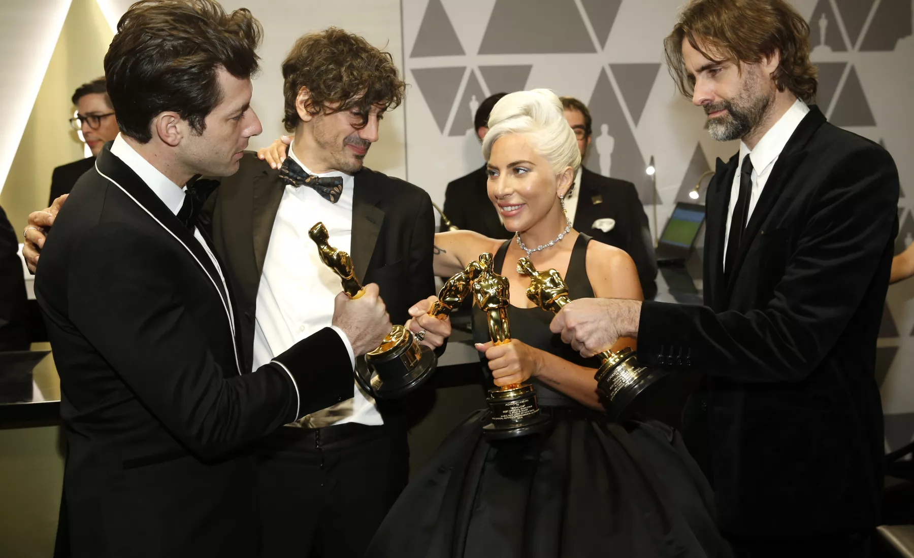 Mark Ronson (l), Anthony Rossomando, Lady Gaga und Andrew Wyatt, Gewinner des Preises für den besten Originalsong für "Shallow" von "A Star Is Born"
