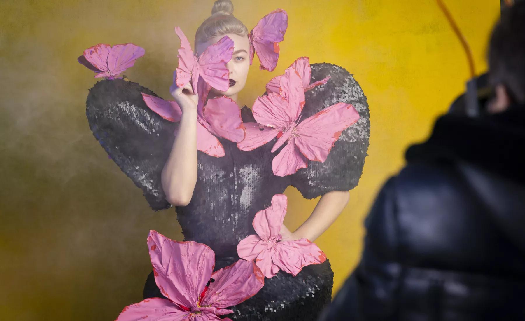 GNTM: Umgeben von pinken Schmetterlingen: Kann Elisa (21, Dortmund) mit filigranen Posen glänzen