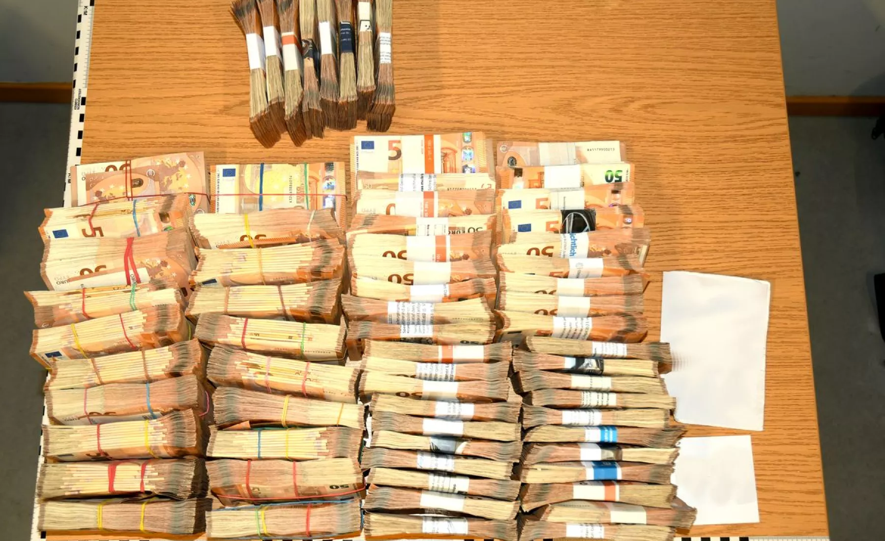 Große Bargeldsummen, die bei einer Durchsuchung der Polizei gefunden wurden