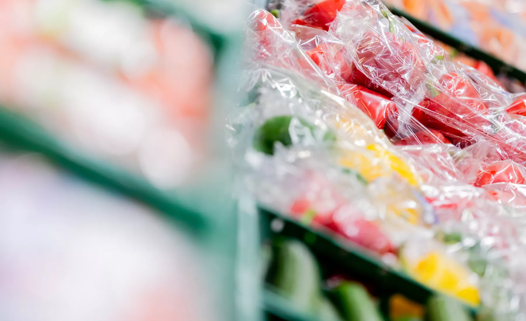 Gemüse in Plastikverpackung liegen in einem Supermarkt