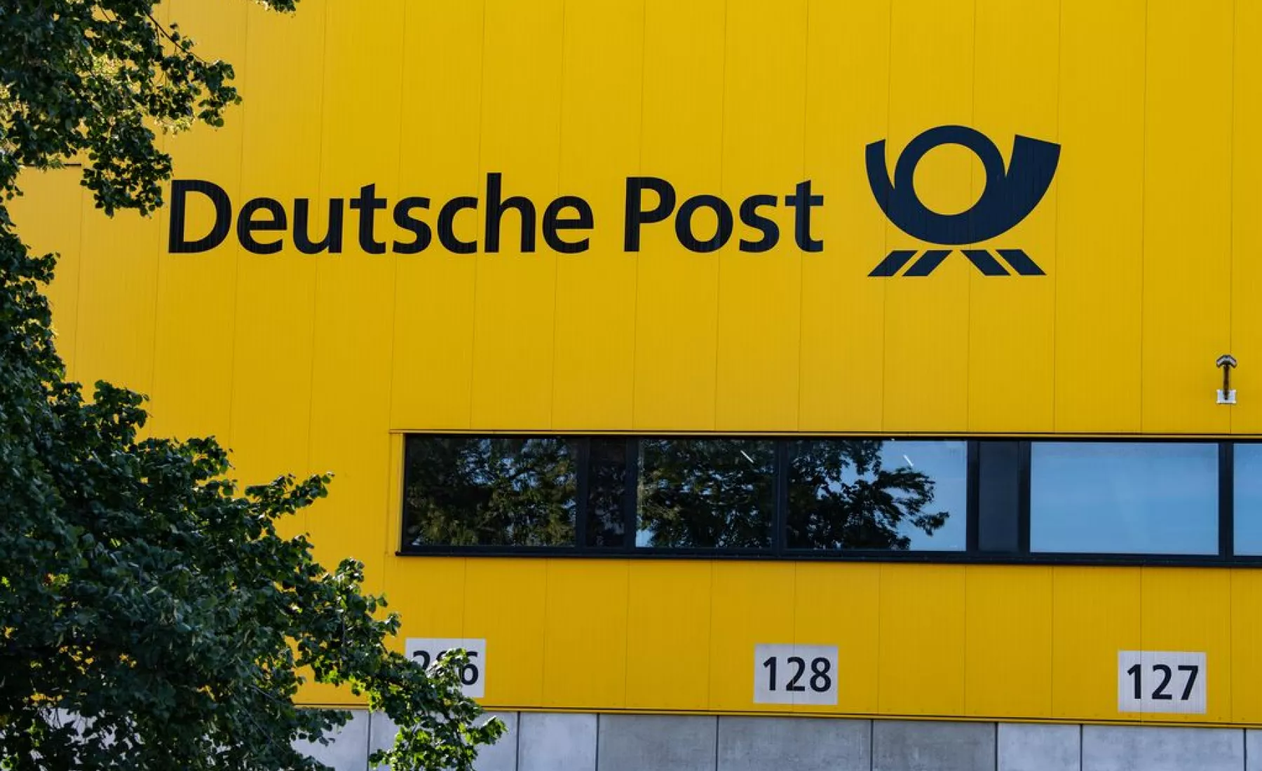 Berlin: "Deutsche Post" steht auf der Fassade der Paketzustellbase am Rohrdamm