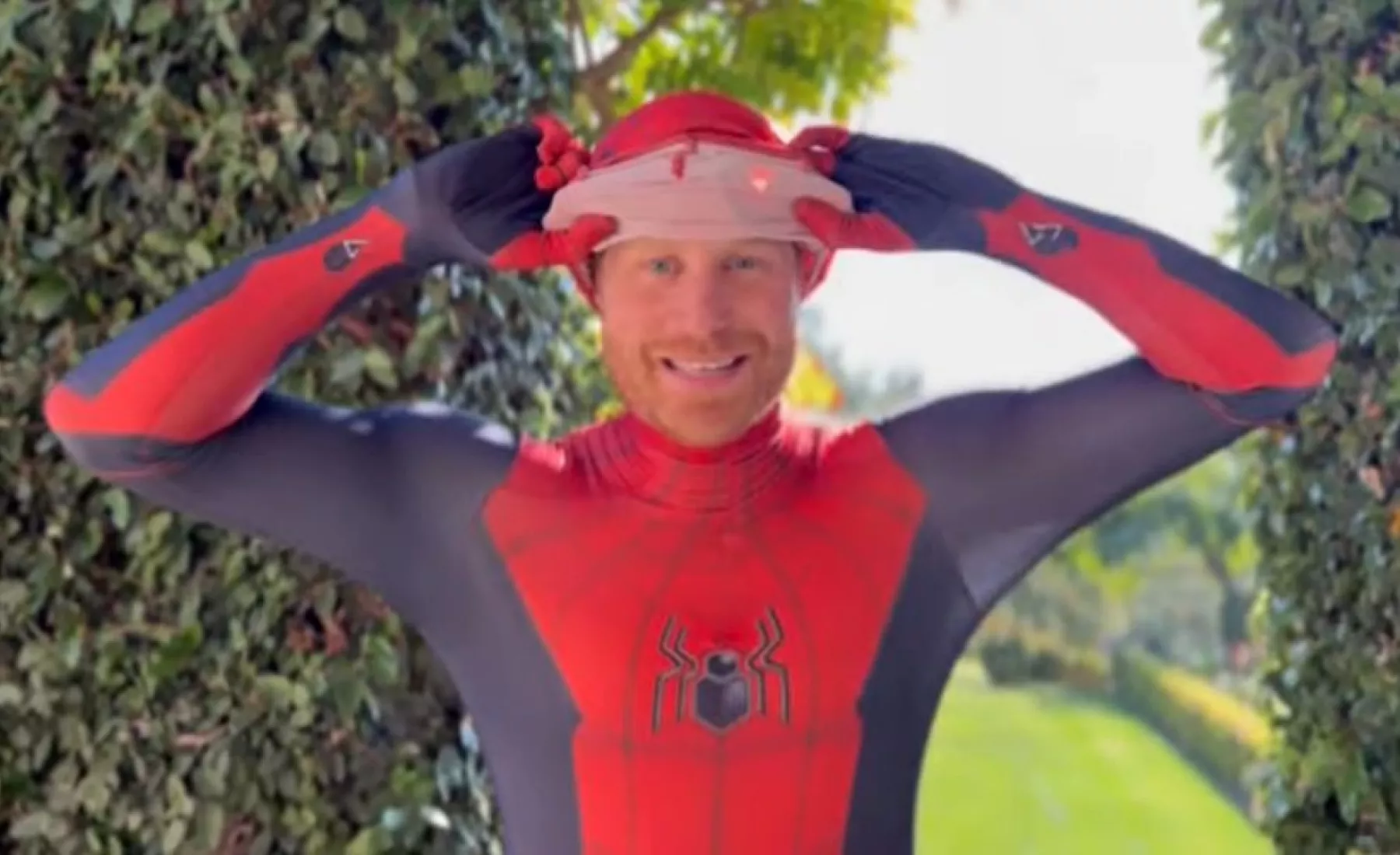 Prinz Harry als Spider-Man verkleidet