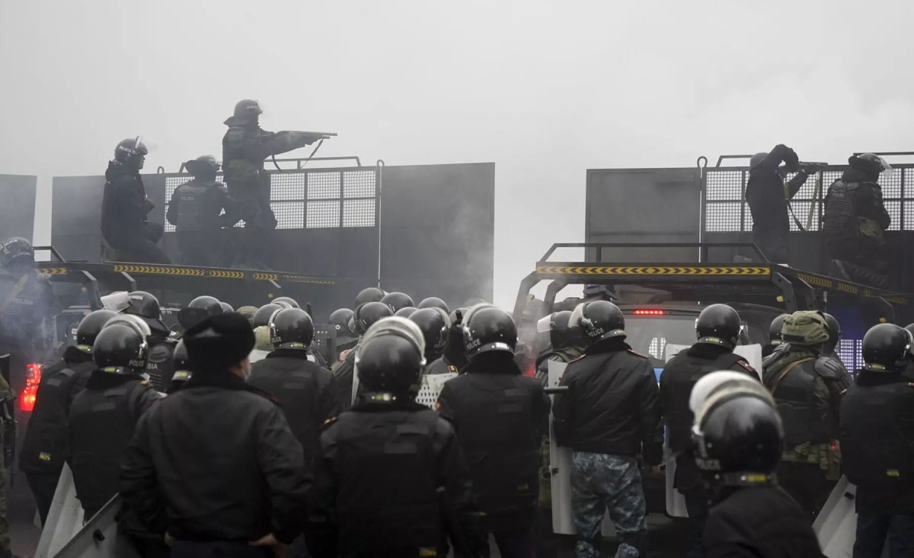  Kasachstan, Almaty: Bereitschaftspolizisten blockieren eine Straße, um Demonstranten aufzuhalten.