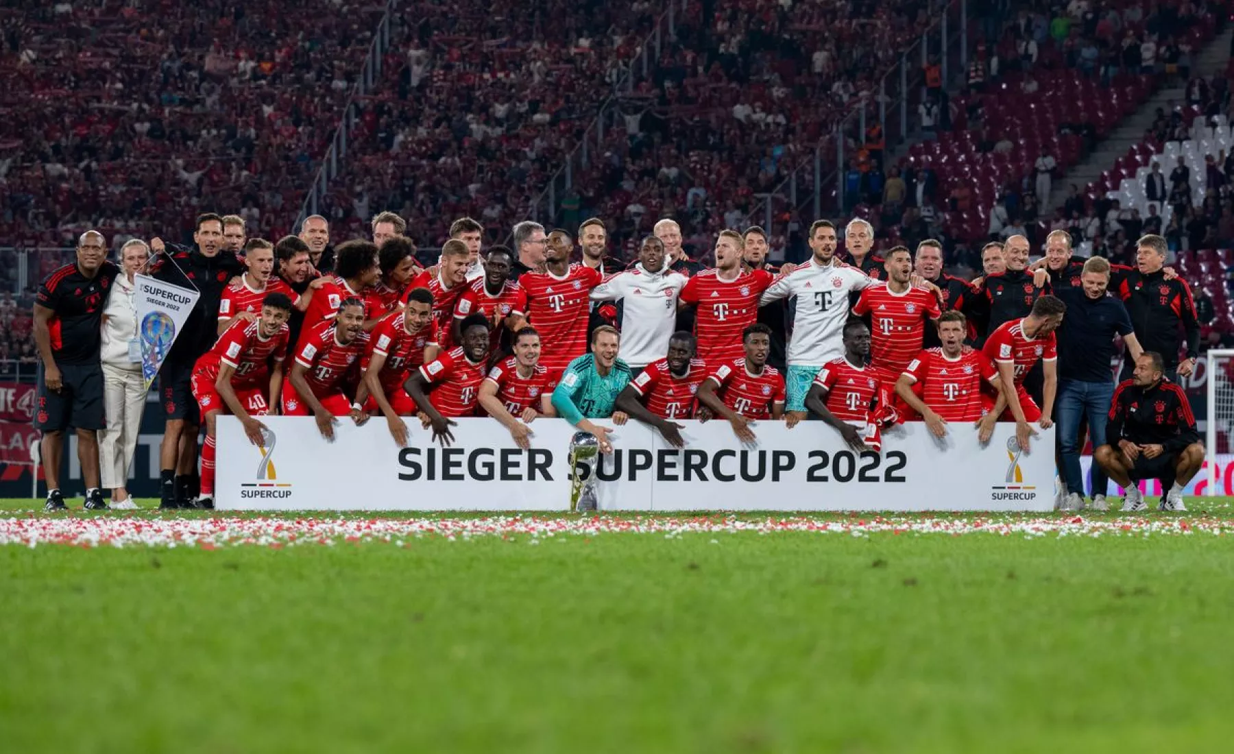 Bayerns Mannschaft feiert den Titel im Supercup