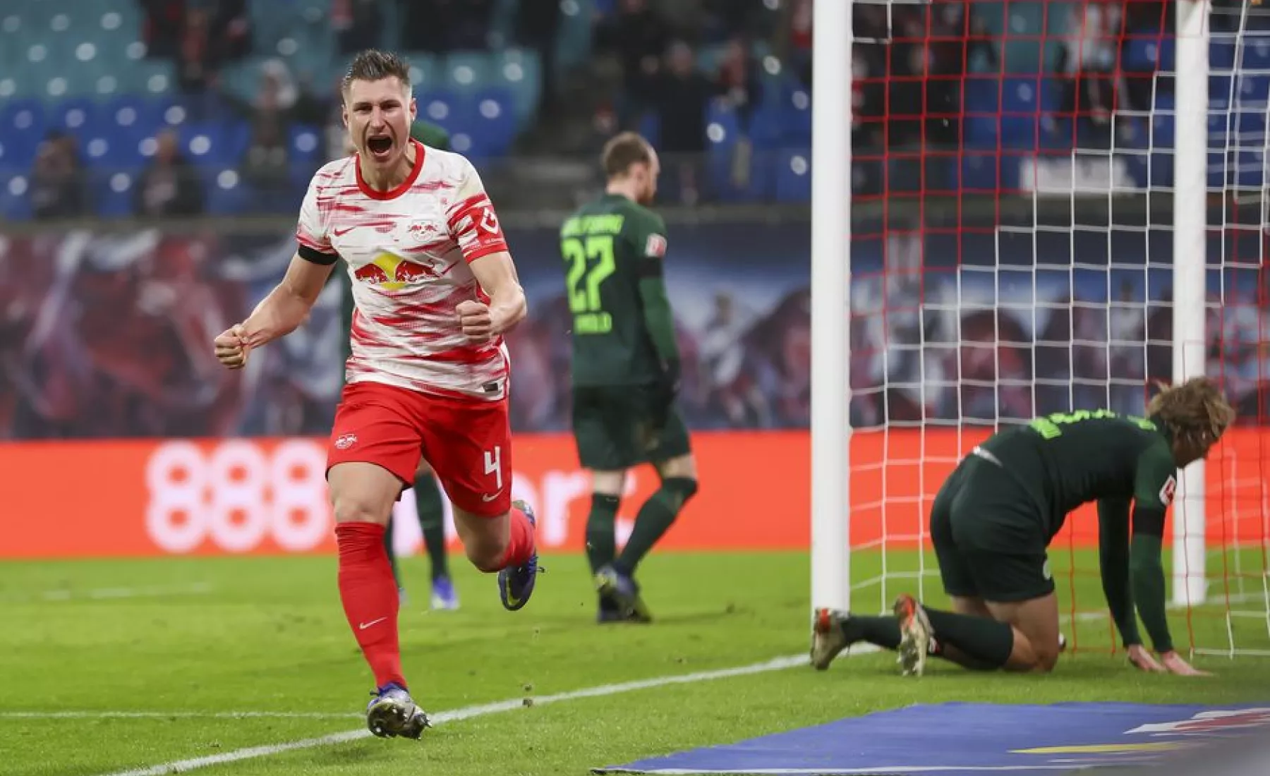 Leipzigs Willi Orban (l) jubelt nach seinem Treffer zum 1:0